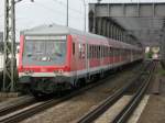 Ein Regio Steuerwagen fhrt einen RE aus Mannheim in den Bahnhof Ludwigshafen Mitte ein.