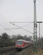 Einfahrt der RB 21322 Hamburg Hbf - Bad Oldesloe am 21.02.09 in Hamburg-Wandsbek. Hinten schiebt 143 839-9.