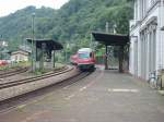 Hier sieht man die Regionalbahn von Koblenz nach Mainz die gerade bei der Abfahrt von Bacharach ist.