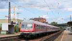 RE 22031 (Stuttgart Hbf-Tbingen Hbf) mit Schublok 143 827-4 bei der Abfahrt Wendlingen(Neckar) 25.7.09