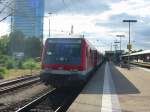 Flachsteuerwagen der Baureihe Bybdzf steht in Mannheim Hbf und wartet auf seine Abfahrt.