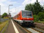 Eine Regionalbahn von Hanau Hbf nach Aschaffenburg Hbf verlsst am 17. Juli 2010 den Bahnhof Groauheim.