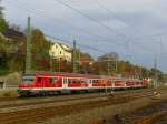 Eine Regionalbahn nach Lichtenfels verlsst am 30. Oktober 2010 den Kronacher Bahnhof ber Gleis 4.
