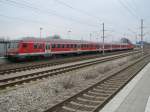 21.2.2011 10:01 Ein Wittenberger Steuerwagen bildet zusammen mit zwei moderniesierten n-Wagen und Baureihe 111 057-6 den Allersberg-Express.