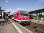 Eine Halberstdter Wagen-Garnitur steht am 9. Juli 2011 als RB von Eisenach nach Halle (Saale) Hbf auf Gleis 1 in Naumburg (Saale) Hbf.