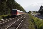 Seit kurzem gehrt dieser Steuerwagen Wittenberger Bauart zum Ulmer Bestand. Hier ist er an der Spitze eines von 218 438-0 geschobenen IRE aus Lindau, Friedrichshafen Flughafen, 08.08.11