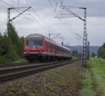 Eine n-Wagen Garnitur ist am 8. September 2011 mit schiebender 185 als S3 nach Nrnberg Hbf bei Plling unterwegs.