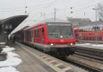 Ein RE nach Mnchen Hbf steht am 21. Dezember 2012 mit fhrendem Bnrdzf 483.0 im Bahnhof Treuchtlingen.