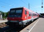 Seit Anfang Juli 2013, besitzt DB Regio Stuttgart einen neuen Steuerwagen. Einen Bnrbdzf483.1. Dennoch ist geplant, dass der Steuerwagen bald wieder in seine  alte  Heimat, nach Frankfurt zurck kommen soll. 
Jedenfalls hat er in Baden-Wrttemberg seinen festen Platz gefunden, denn die Wagengarnitur teilt er - bis jetzt - unverndert mit seinen greren Brdern, den Dostos! 
Auf dem Bild ist der Steuerwagen am RE von Tbingen nach Stuttgart, an seinem Endbahnhof Tbingen Hbf zu sehen und fhrt in wenigen Minuten wieder zurck nach Stuttgart. 
Das Bild entstand am Mittag des 20. Juli 2013!