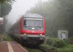 Eine 218er Wendezugeinheit taucht aus dem Nebel auf und hlt in Bad Wimpfen auf der Fahrt nach Heilbronn.