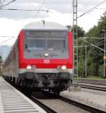 Nur noch wenige Meter bis zum Stillstand hat RE79032 Salzburg-Rosenheim-München für seinen Halt im Bf Ostermünchen am Nachmittag des 26.09.2012. n-Steuerwagen voraus, am Zugende schiebt 111 181.
Ab Dezember 2013 werden die klassischen Garnituren aus 111ern und n-Wagen bzw Dostos im Rosenheimer E-Netz durch supermoderne FLIRTs der neuesten Generation unter Veolia-Regie abgelöst. Einziger wirklicher Vorteil: Ostermünchen und auch alle andren Halte zwischen München und Rosenheim werden dann endlich durchweg stündlich bedient.