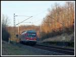 Immer noch in Baden - Württemberg anzutreffen: 
Vor einigen Monaten veröffentlichte ich hier ein Bild, auf dem exakt die selbe Garnitur zu sehen war.
Damals dachte ich noch, dass der Wittenberger Steuerwagen, ein Bnrbdzf 483.1 wohl demnächst wieder zurück nach Frankfurt kommen sollte, doch nun, Ende Januar 2014 verrichtet er immer noch seine Dienste bei der RAB in Tübingen.
So rollt der Steuerwagen also zusammen mit 4 Dostos am 31.1.2014 über die KBS 760 als RE von Stuttgart Richtung Tübingen.
Festgehalten von mir kurz vor dem Bahnhof Bempflingen. 