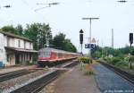 2004 waren fünfteilige Bn-Garnituren auf der KBS 820 noch allgegenwärtig: Am 30.6.04 fuhr eine RB nach Nürnberg im Bahnhof Hallstadt auf Gleis 1 ein.