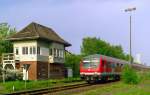 RE 35251 (Travemnde–Lbeck) am 30.04.2000 vor dem Wrterstellwerk  Trw  in Lbeck-Travemnde Hafen (mechanisch Jdel, Inbetriebnahme 1915, Auerbetriebnahme mit Umwandlung des Bahnhofs Lbeck-Travemnde Hafen in einen Haltepunkt am 16.11.2003)
