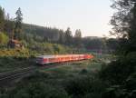 Mit führendem Wittenberger Steuerwagen ist am 18. Juli 2014 eine Regionalbahn von Ludwigsstadt nach Lichtenfels im Frankenwald bei Steinbach unterwegs.