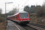 Einfahrt am 08.02.2015 vom Freiburger D-DB 50 50 80-35 155-6 zusammen mit der Schublok 111 054 als RB (Neuenburg (Baden) - Freiburg (Brsg) Hbf) in Schallstadt.