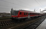 Von 143 966-0 geschoben erreicht die RB77 (RB21118) aus Neumünster am Nachmittag des 26.4.2016 Kiel Hauptbahnhof.