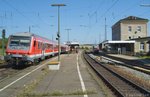 Bahnhof Steinach am 1.8.07: Auf Gleis 3 fährt ein Wendezug als RB nach Treuchtlingen ab und auf Gleis 1 wartet ein VT 642 als RB nach Neustadt (Aisch).