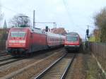 Die 101 095-8 berholt mit ihrem IC die anfahrende RB nach Hannover Hbf die von der 143 007-3 gezogen wird