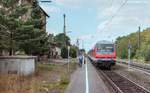 Drei mal der Blick nach Norden auf den Bahnhof Uffenheim (#2): Am 11.8.04 war es hingegen Standard, dass die Steuerwagen auf der Fahrt nach Süden an der Zugspitze liefen.