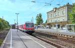 Blick nach Westen auf Marktbreit am 11.8.04 mit einer RB nach Treuchtlingen auf Gleis 3. Am linken Bildrand das leere Planum von Gleis 4, das erfreulicherweise zehn Jahre später wieder aufgebaut wurde. 