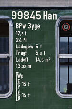 Die Beschriftung an einem 1958 gebauten dreiachsigen Umbauwagen mit Gepäckabteil, so gesehen Ende April 2025 im Eisenbahnmuseum Bochum.