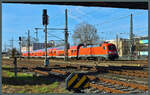 Mit dem RE 1 nach Frankfurt/Oder verlässt 182 004 am 12.02.2022 den Brandenburger Hauptbahnhof.