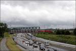 RE1 (RE 10120)  NORDRHEIN-WESTFAHLEN-Express  �berquert die ber�hmte A2  Warschauer Allee  unweit des ebenfalls bekannten Kamener Kreuzes.