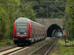 Mit hoher Geschwindigkeit n�hert sich am 13.08.2011 RE1 auf der KBS 480 dem Haltepunkt Eilendorf.