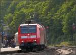 Einfahrt im Bahnhof von Eschweiler f�r den RE 1 zur Weiterfahrt nach Hamm im  Juni 2012.