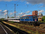 Die 111 054-3 von TRI hält mit dem RE3/RE6 Ersatzzug von Hamm nach Köln am Oberhausener Hbf.