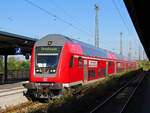 Da die Anzahl an Ersatzzügen in NRW angestiegen ist, musste TRI im Laufe des Jahres Fahrzeuge von DB Gebrauchtzug anmieten. Nach langer Zeit sind dadurch wieder rote Doppelstockwagen zwischen Hamm und Düsseldorf als RE3 im Einsatz. Am Ende schiebt 111 131. Oktober 2025
