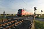 Aus Aachen kommend ist ein RE4 nach Dortmund fahrend bei Wickrathhahn am Abend des 17.9.2018