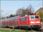 Beim Samstagsspaziergang vor die Linse gefahren. Die 111 093 mit dem RE4 am Haken,
unterwegs nach Aachen. Location: Rimburg (�bach Palenberg),April 2013.
