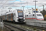 462 059 RE5 und durchfahrender ICE im Bf Remagen - 16.12.2023