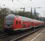 RE 6  WESTFALEN-EXPRESS  IN KÖLN-DEUTZ
Im Bahnhof KÖLN-MESSE-DEUTZ lassen sich wunderbar die Züge beobachten,
die nach Verlassen vom Hauptbahnhof und Überqueren der HOHENZOLLERNBRÜCKE
hier durchfahren-hier der RE 6 mit Fahrtziel KÖLN/BONN-FLUGHAFEN am 9.4.2018,
mit DOM und den zwei Bögen der Hohenzollernbrücke im Hintergrund....