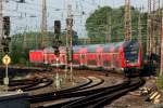 RE 6 nach D�sseldorf mit Schublok 112 136 bei der Einfahrt in Essen 22.7.2012