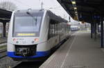 Der Kurzpendel der RB 39 Neuss - Grevenbroich wird tagsüber mit einem 1648er gefahren (im Bild VT 243 = 1648 253: ja auch bei den LINT 41 gibt es die 10er Differenz) in Neuss Hbf am 11.12.17.