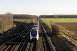 9442 373 als RE 7 nach Krefeld. Die Aufnahme vom 9.3.23 entstand auf der Stra�enbr�cke M�rterweg in K�ln-Roggendorf. Die Stelle gilt als Geheimtipp unter Fotografen des K�lner Doms, weil die KBS 495 hier in gerader Linie auf den Dom (Luftlinie 13,4 km) zuzulaufen scheint. Links biegt die Strecke der S11 Richtung K�ln-Chorweiler ab.
