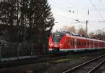 Der Triebwagen 1440 227 der DB Regio NRW auf der Linie RE 8 (Mönchengladbach - Koblenz) bei der Einfahrt in Niederdollendorf in Richtung Koblenz.