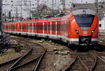 Einfahrt Köln Hbf Gleis 3: RE 8 nach Troisdorf (statt Koblenz), bestehend aus dem Fünfteiler 1440 231 und dem Dreiteiler 1440 376.