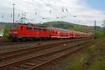 Im Sandwich: 111 013-9 zieht und 111 016-2 schiebt den RE 9 (Rhein-Sieg-Express) Siegen - K�ln - Aachen, am 01.05.2012 vom Bahnhof Betzdorf/Sieg weiter in Richtung K�ln.