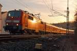 Es gibt auch noch Silberlinge:   Die 111 156-6 zieht 5 Silberlinge  als Verst�rkerzug (Umlauf 11381) in der Hauptverkehrszeit des RE 9 - Rhein Sieg Express (RSX) Aachen - K�ln - Siegen, hier am