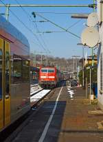 Nun aber schnell runter von meinem Gleis...ein Stadler GTW 2/6 der Hellertalbahn verfolgt die 111 160-8 mit dem RE 9 (rsx - Rhein-Sieg-Express) Siegen - K�ln - Aachen vom Gleis 102.