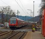 Hier nun in der Gegenrichtung - Steuerwagen voaus f�hrt hier der RE 9 - RSX - Rhein Sieg Express (Umlauf 10922) Siegen - K�ln - Aachen am 28.03.2013 durch Scheuerfeld (Sieg) in Richtung K�ln.