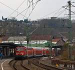 111 111-1 mit dem RE 9 (Rhein-Sieg-Express) Aachen - K�ln - Siegen (Umlauf RE 10915) am 28.03.2013 bei der Einfahrt in den Bahnhof Betzdorf/Sieg.