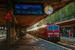 DB 111 189 mit RE13-Ersatzzug in Wuppertal Hbf, April 2025.