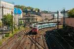 DB 111 189 mit RE13-Ersatzzug bei der Ausfahrt in Wuppertal Hbf, April 2025.