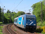 TCS 101 033 zieht den RE13 Ersatzzug von Venlo nach Wuppertal am S-Bahnhof Wuppertal Zoo vorbei. Mai 2025