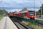 620 511 nach Bonn und 620 501 nach Euskirchen, beide S23, beim Halt in Odendorf - 23.09.2023